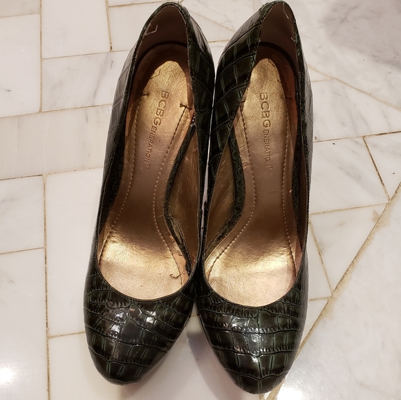 BCBG crocodile embossed pumps size 7 - Picture 3 of 3